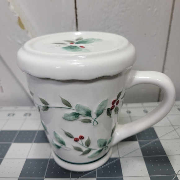 Pfaltzgraff Winterberry Embossed Coffee Tea Chocolate 12oz Mug Cover set - Lot 2 - Picture 4 of 13